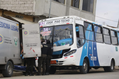 Al sitio llegaron agentes policiales para iniciar con las investigaciones de este hecho violento.