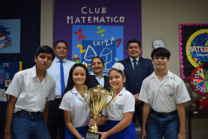 Los estudiantes del Interamericano, junto a sus maestros, muestran la copa ganada en el certamen.