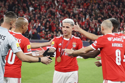 Enzo Fernández, ofensivo del Benfica, es felicitado por sus compañeros.