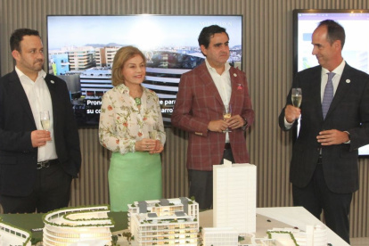 Durante el brindis, David Darquea, Isabel Noboa, José Antonio Ponce y Felipe Bernal.