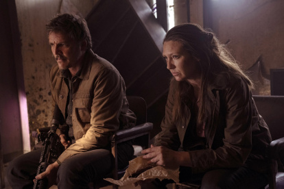 Fotograma cedido por HBO donde aparece el actor Pedro Pascal como Joel Miller y la actriz Anna Torv como Theresa Servopoulos, durante una escena de la serie de HBO Max "The Last of Us".