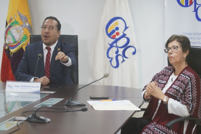 Acto. Hernán Ulloa apareció en la sala de sesiones con la única consejera suplente posesionada: Gina Aguilar.