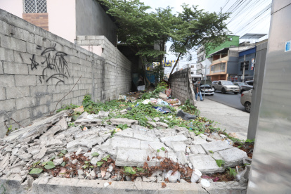 El solar tiene todo tipo de desechos. En él además dejan material de construcción, denuncia la comunidad.