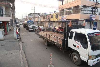 Vía. Los carros pesados invaden gran parte de las calles de la ciudadela Abel Gilbert 3 con su transitar diario. Moradores piden que esta queja sea atendida.