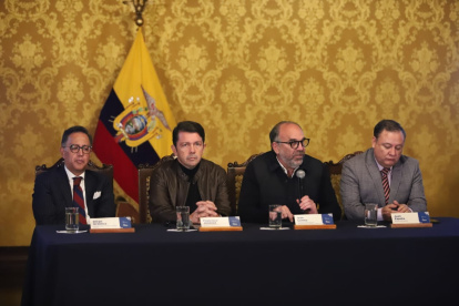 Autoridades de gobierno en rueda de prensa desde el Palacio de Carondelet.