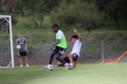 Miler Bolaños (c), ofensivo de Emelec, impone su potencia y velocidad en los entrenamientos, algo que lo convierte en una ficha clave para el esquema del Bombillo en el presente año.