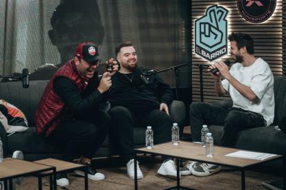 Gerard romero (i), Ibai Llanos (c) y Gerard Piqué (d) en el "Chup Chup", un programa de charla y tertulia entre los "streamers" y presidentes de la Kings League