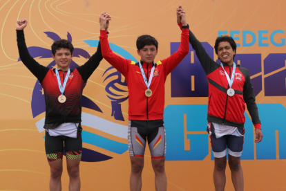 El podio final de la categoría individual masculina liderada por David Vega (c).