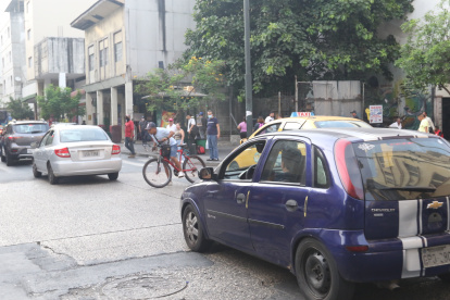 Ciclista interrumpe la viabilidad de los carros.
