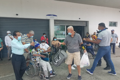 Un grupo de pacientes renales en una protesta del 28 de noviembre de 2022 por la falta de insumos y medicinas para realizarse las diálisis en el Hospital Teodoro Maldonado.