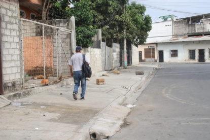 En el sitio en donde murió el chico colocaron un cartón con una vela, a modo de homenaje.