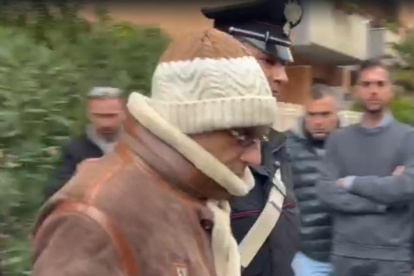 Imagen cedida por la policía italiana de la detención de Matteo Messina Denaro.