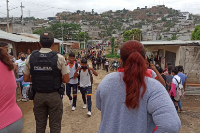 Padres de familia y policía están atentos durante el ingreso y salida de los estudiantes del Tránsito Anaguaña.