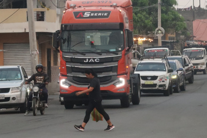 Moradores aquejan por el paso diario de camiones pesados en la ciudadela Abel Gilbert 3.