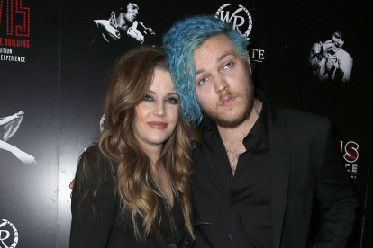 Lisa Marie junto a su hijo Ben. Ahora los restos de ambos descansarán junto a los de Elvis Presley.