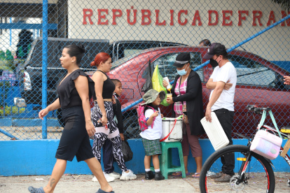 Los niños compran comida "chatarra" en las afueras de los planteles educativos.