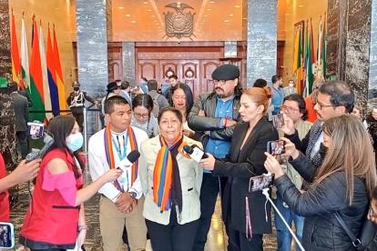 Patricia Sánchez (c) durante el anuncio del rechazo de Pachakutik al referéndum del Ejecutivo.