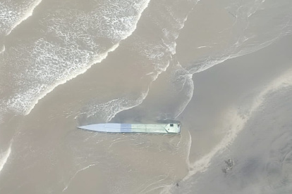 Vista aérea del semisumergible en la playa de Tachina, Esmeraldas.