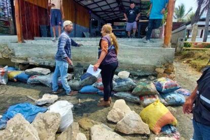 Santa Elena. Autoridades revisaron los daños causados por el oleaje.