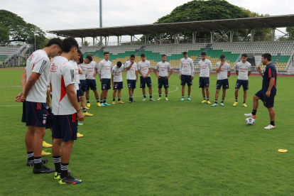 Fotografía cedida por la Asociación Nacional de Fútbol Profesional (ANFP), de jugadores de la selección chilena Sub"20 durante un entrenamiento hoy, en el Complejo Deportivo Palmira, en Palmira (Colombia).