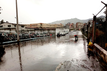 Desalojo. Maquinaria de Agua de Quito y de Obras Públicas del Municipio despejaron las calles de Guayllabamba, inundadas de lodo y agua el sábado