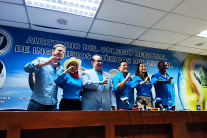 Eduardo Franco Loor y Alembert Vera junto a cuatro candidatos más al Consejo de Participación Ciudadana.