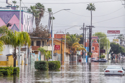 Fotografía de una inundación provocada por la llegada del Frente Frío número 25 hoy, en Ensenada (México). La tercera tormenta invernal de la temporada y el Frente Frío número 25 ocasionará lluvias fuertes y nevadas en los estados de Baja California, Chihuahua y Sonora, informó este lunes el Servicio Meteorológico Nacional (SMN) de México. EFE/ Alejandro Zepeda