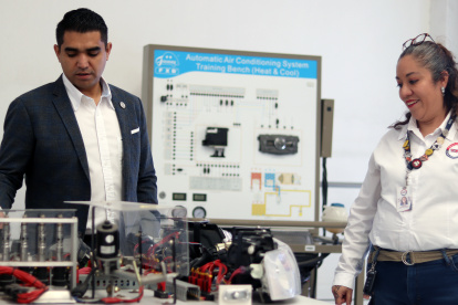 Dos expertos en el laboratorio donde impulsan la enseñanza.