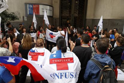 Miembros de la Confederación Nacional de Funcionarios de la Salud Municipal (Confusam) se manifiestan hoy para exigir mejoras en la atención primaria, en las afueras del Ministerio de Salud en Santiago (Chile). EFE/