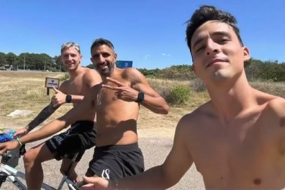 En bicicleta y sin camisa. En Uruguay, los jugadores de Independiente del Valle arrancaron más de un suspiro.