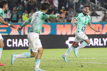 Ángel Mena (d) celebra su gol frente al Necaxa.