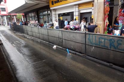 En la calle Sucre, su calzada quedó inundada.