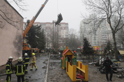 Los servicios de rescate retiran los restos del helicóptero en el lugar del accidente en Brovary, Ucrania. EFE/ /