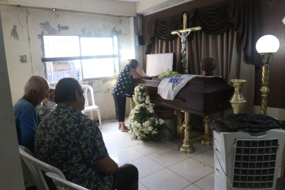 El hombre está siendo velado este miércoles, en el que se encuentran sus parientes y conocidos.