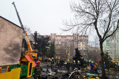 Los servicios de rescate trabajan en el lugar del accidente del helicóptero que se ha estrellado esta madrugada en la ciudad ucraniana de Brovary, en la región de Kiev, en el que ha muerto el ministro ucraniano del Interior, Denis Monastyrsky.