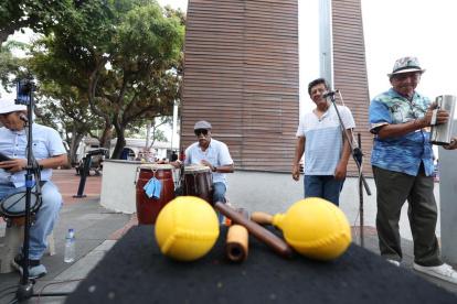 Los sábados y domingos el grupo salsero se presenta en el Malecón 2000 desde las 14:00 hasta las 19:00.