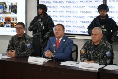 Juan Zapata, ministro del Interior, junto a Fausto Salinas, comandante general de Policía
