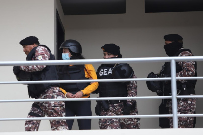 Diligencia. La cadete llegó a la audiencia custodiada por guías penitenciarios.