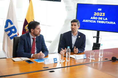 Ricardo Flores, subdirector General de Cumplimiento Tributario, y Franciso Briones, director del SRI.