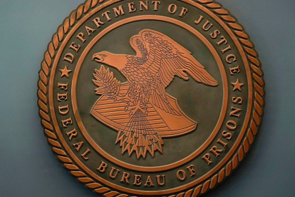 El sello de la Oficina Federal de Prisiones se ve en la sede de la Oficina Federal de Prisiones en Washington. El Departamento de Justicia propone cambios en la forma en que maneja las cuentas de depósito de los prisioneros federales en un esfuerzo por asegurarse de que las víctimas reciban restitución, incluso de algunos reclusos de alto perfil con grandes saldos.