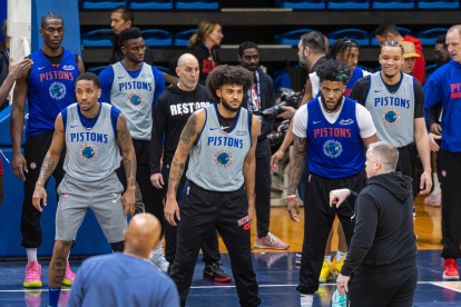 Jugadores de los Pistons durante uno de los entrenamientos en suelo francés