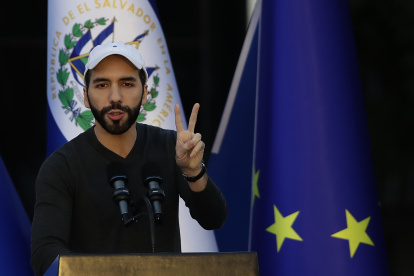 El presidente de El Salvador, Nayib Bukele, asiste a un evento oficial hoy, en Mejicanos (El Salvador). Bukele aseguró la noche del martes que El Salvador se ha convertido "en el país más seguro de América Latina" y señaló que ahora los jóvenes "ya no son víctimas" de la violencia. EFE/ Rodrigo Sura