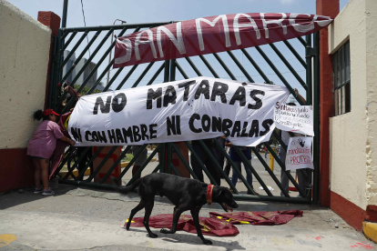 Un grupo de estudiantes de la Federación Universitaria de San Marcos cuelga pancartas en una de las entradas de la Universidad Nacional Mayor de San Marcos (UNMSM), en Lima (Peru). EFE/ Paolo Aguilar