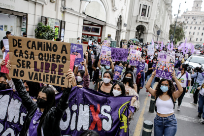 Decenas de personas participan en una marcha contra la violencia de genero, en Lima (Perú), en una fotografía de archivo. EFE/Stringer