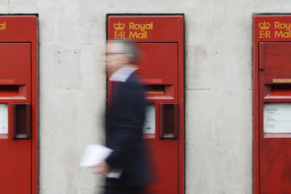 Un peatón pasa por los buzones de correo de Royal Mail en Londres el 25 de marzo de 2014. EFE/EPA/ANDY RAIN