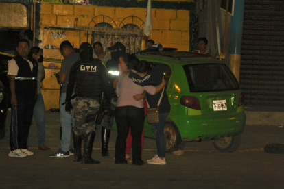 La Libertad. Allegados a la víctima acudieron al sitio donde se suscitó la tragedia para identificar el cuerpo.