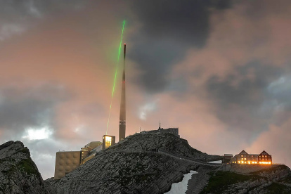 Tecnología. El pararrayos láser en acción en una montaña de Suiza.