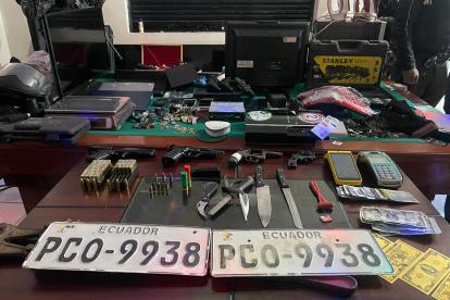 Evidencias. Armas, dispositivos para clonar tarjetas, placas de vehículos, son entre otros los elementos incautados.