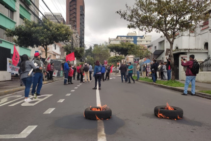 Acción. Un grupo de militantes de Unidad Popular en los exteriores del IESS.