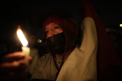 Fotografía de archivo de ciudadanos que encienden velas para pedir el cese de la represión a las protestas en Lima (Perú).